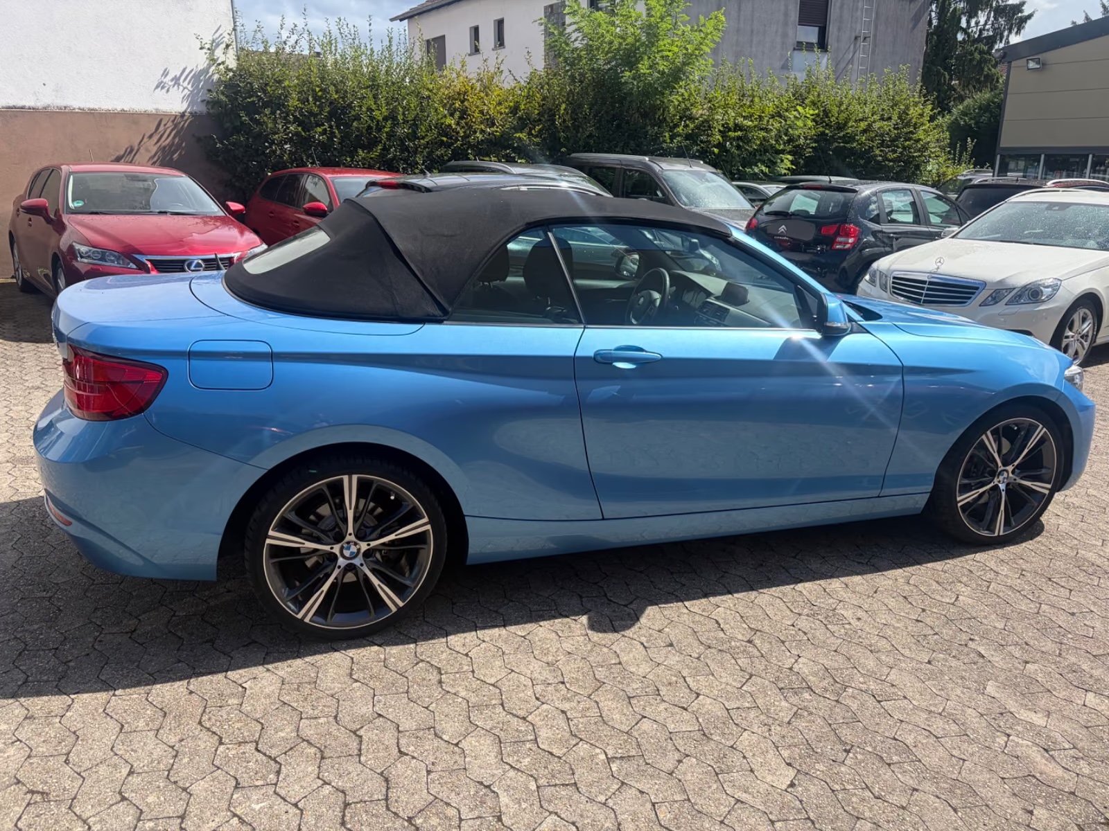 BMW 220i Cabrio Advantage Ansicht 4